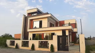 ۳۰۰ متر ویلا لوکس استخردار شهرکی در سرخرود