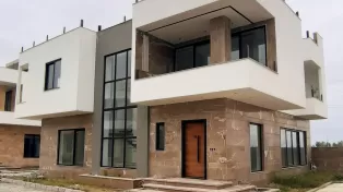 ویلا تریپلکس استخردار شهرکی با سند