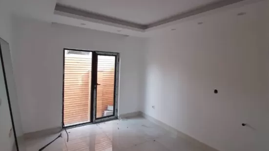 ویلای مدرن ساز با فضای سبز در حیاط