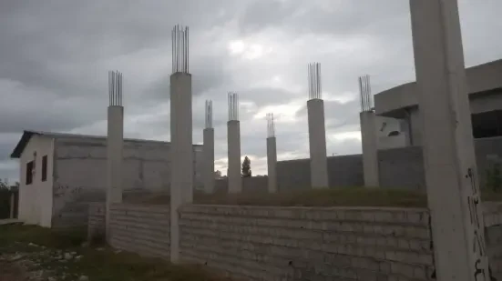 زمین نیمه کاره