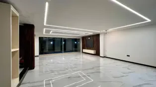 تریبلکس شاهانه با استخر و روف‌گاردن، ویوی دریا