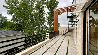 تریبلکس شاهانه با استخر و روف‌گاردن، ویوی دریا