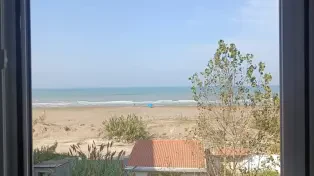 آپارتمان ۷۸ متری دو خواب لب ساحل با ویو کامل دریا