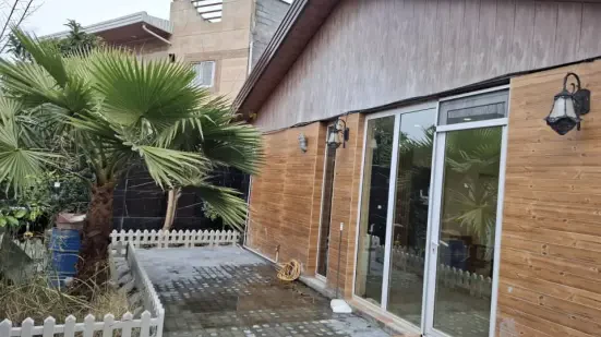 ویلای ساحلی سرسبز در قلب شهر سنددار با جکوزی