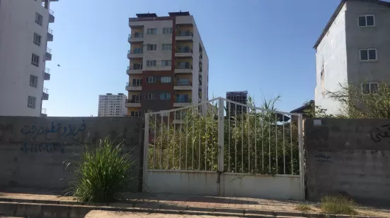 زمین در خط دریا سرخرود