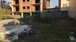 زمین در خط دریا سرخرود