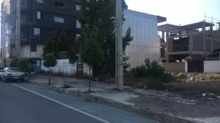 زمین دو بر خط دریا