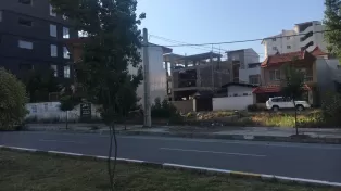 زمین دو بر خط دریا